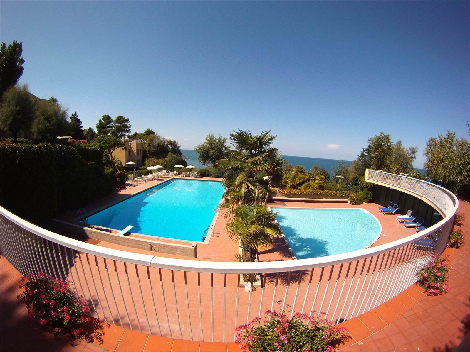 PARTI COMUNI: PISCINA GRANDE E PICCOLI